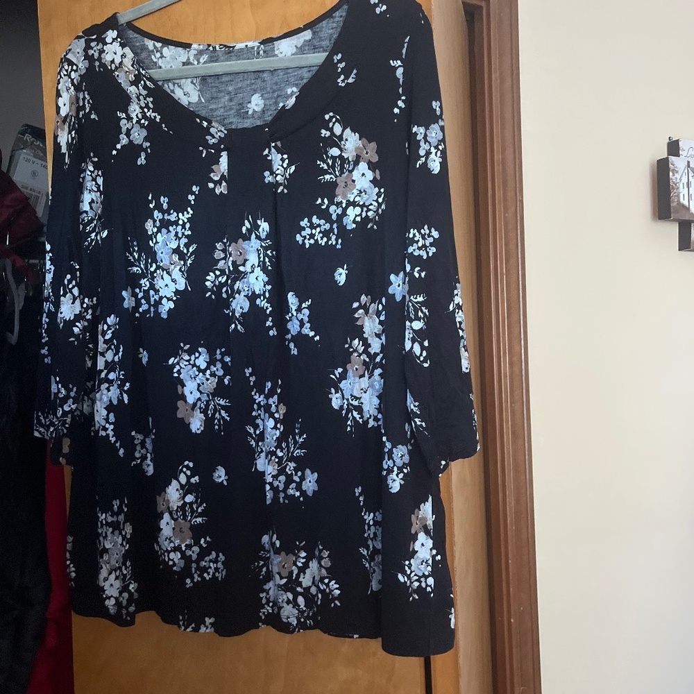 1X black 3/4 sleeve, scoop neck top